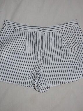 Striped low rise White and Black Women’s Shorts